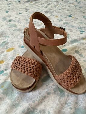 Josef Seibel tan sandals